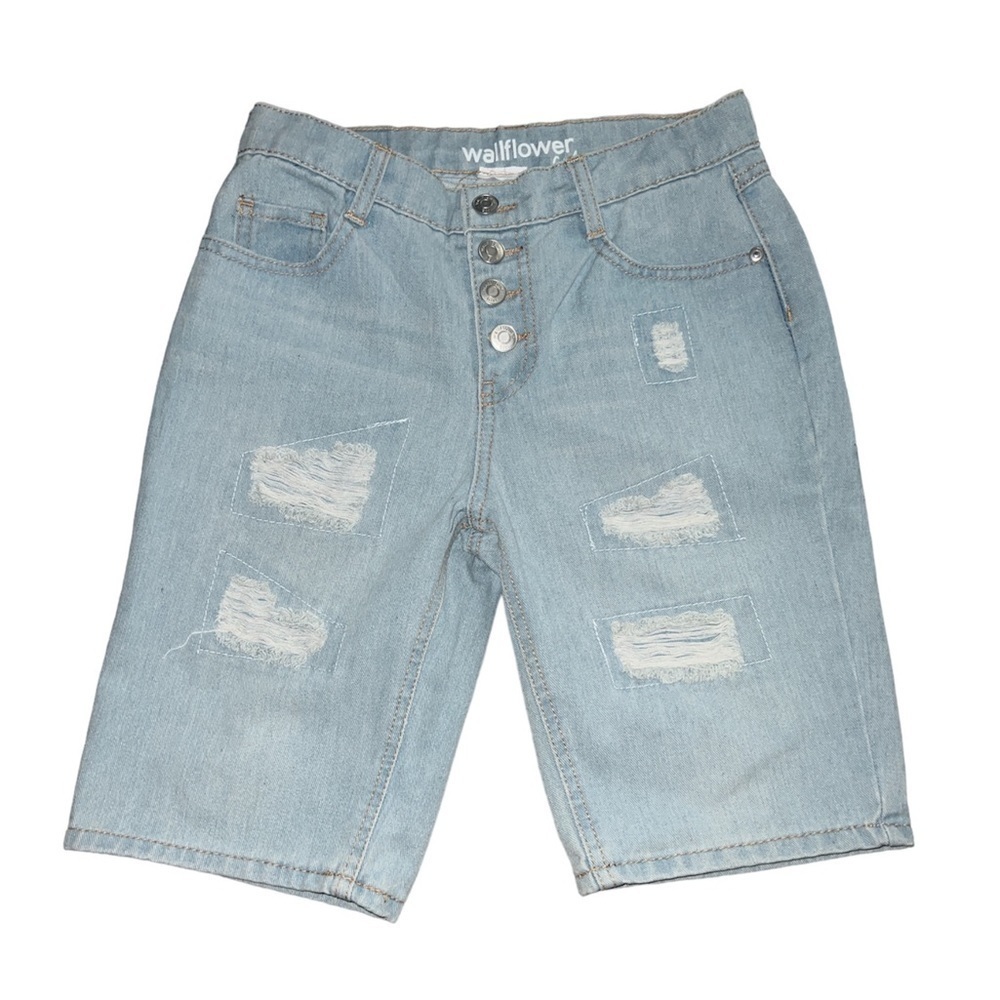 JEAN shorts. Light washed. Distressed. (14). NWOT. Snap closure